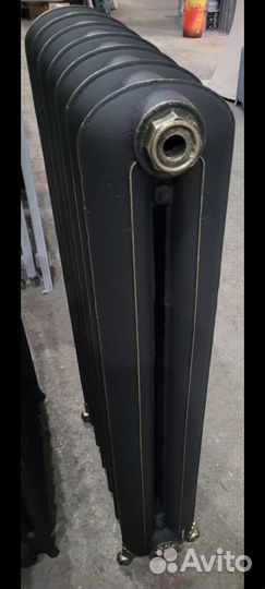 Старинная чугунная батарея