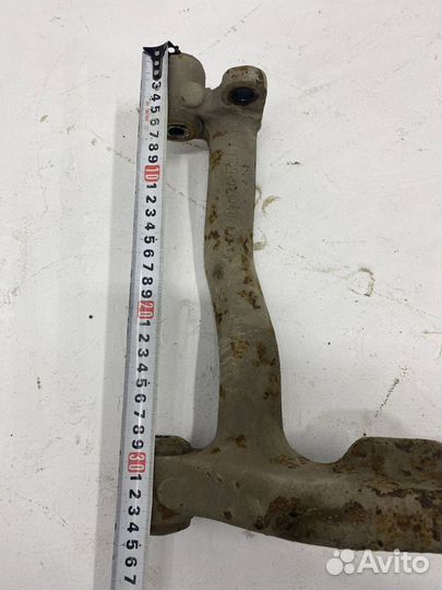 Рычаг передний правый поперечный 701407022C