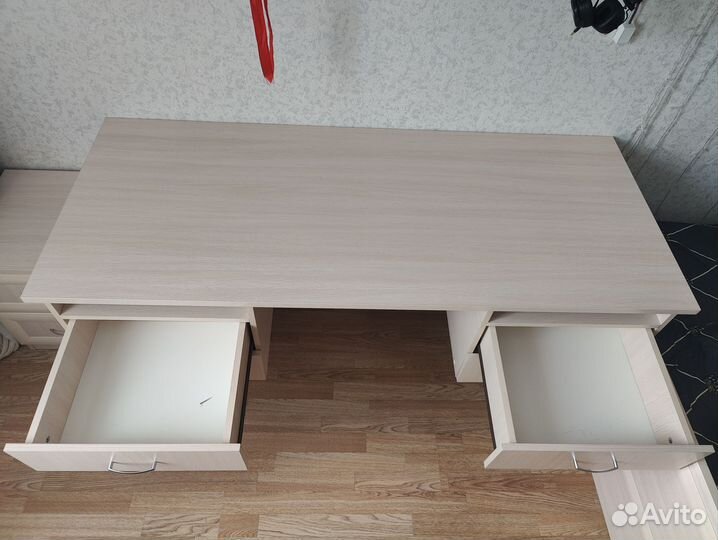 Письменный стол белый с ящиками