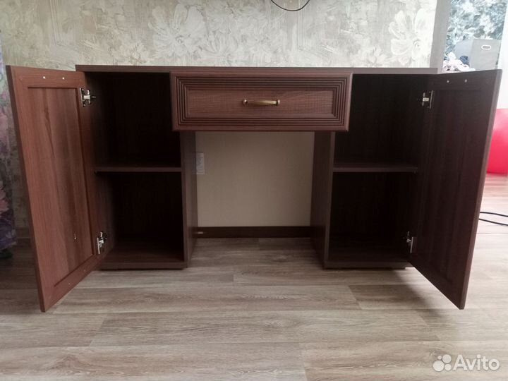 Гримерный столик с зеркалом