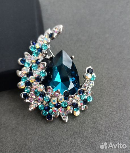 Красивая брошь Луна