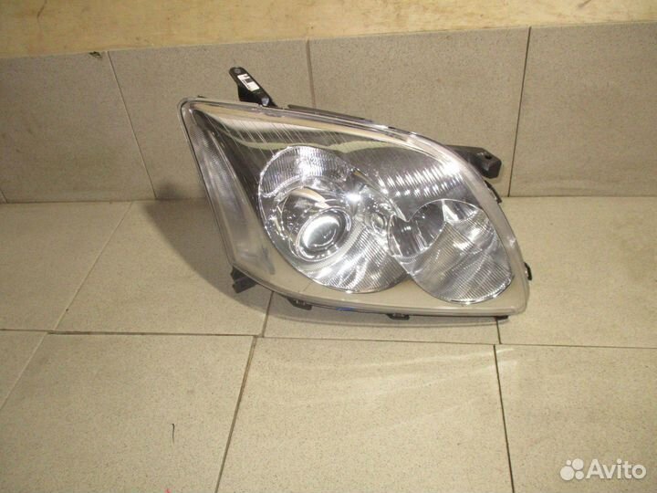 Фара правая Toyota Avensis 2 (T250)