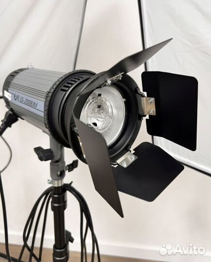 Комплект студийного света Falcon Eyes