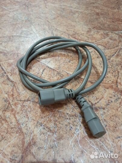 Коробка с различными проводами