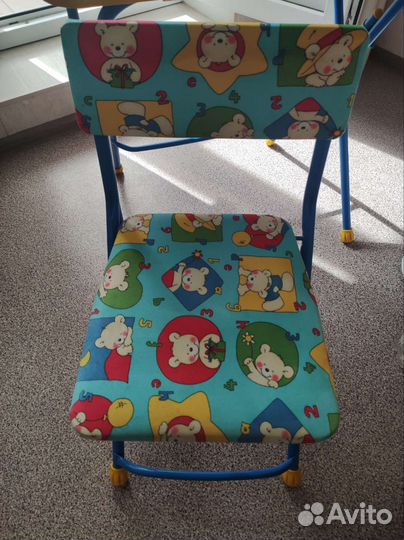 Мольберт и стол со стулом