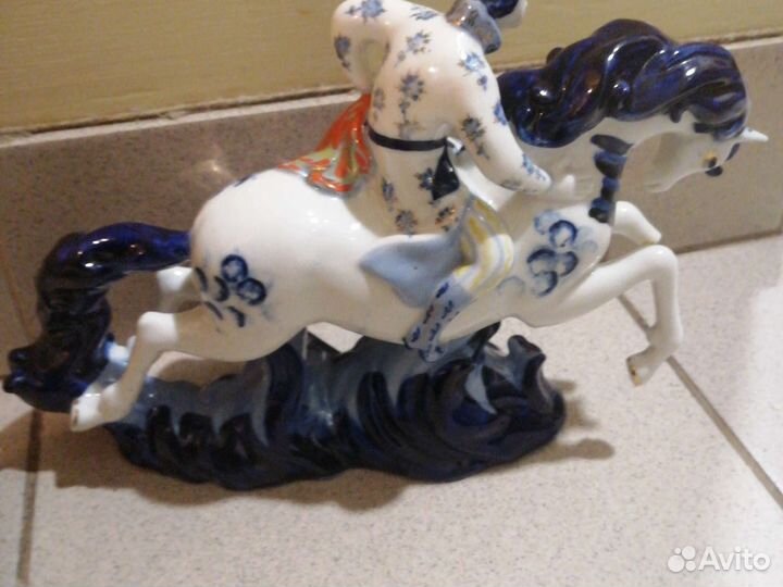 Конь фарфор 60х
