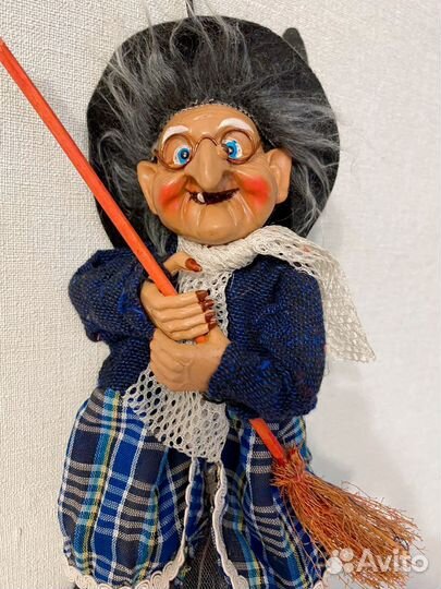 Баба Яга с метлой. Оберег