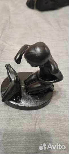 Статуэтка Мальчик крмит голубей 1979 касли