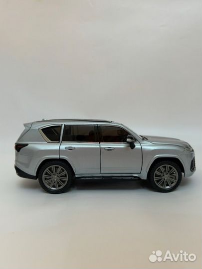 Металлическая машинка Lexus LX 600 в коробке