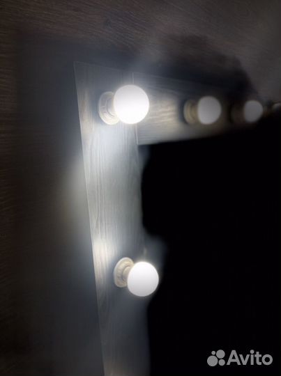 Гримерное зеркало с лампочками