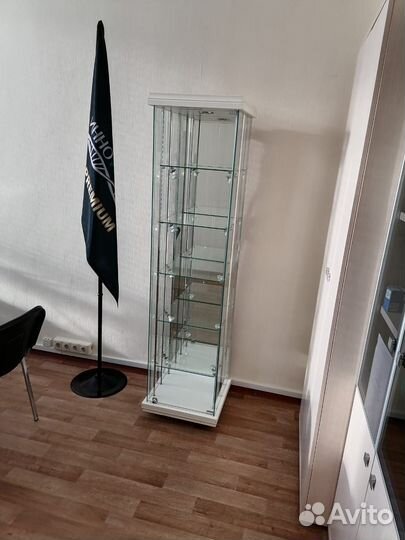 Витрина с регулировкой высоты полок