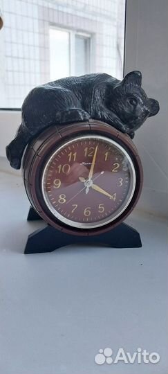 Часы настольные Молния Медведь на бочке мёда