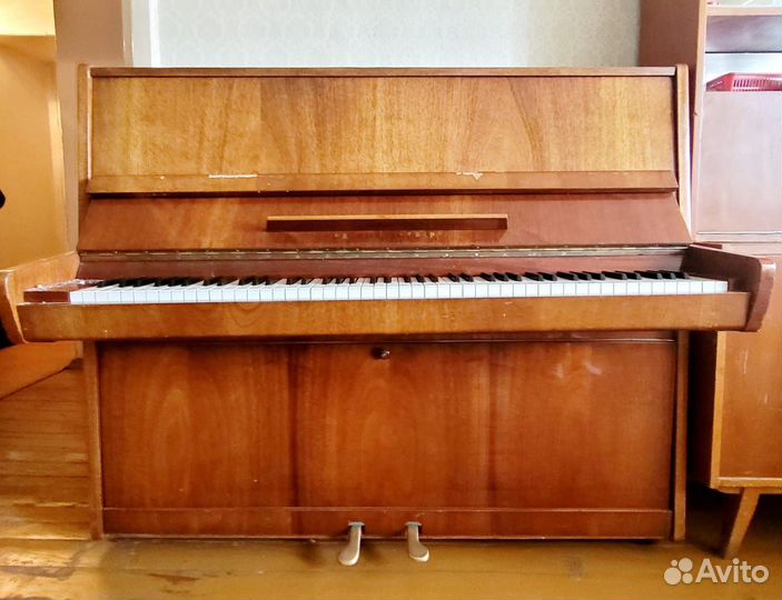Пианино красный октябрь