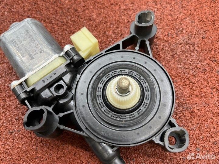 Моторчик стеклоподъемника передний левый Skoda