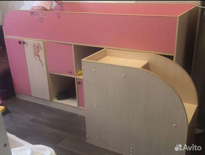 Детская кровать чердак со столом и шкафом