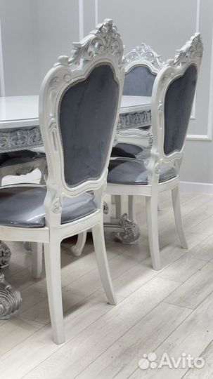 Стол и стулья