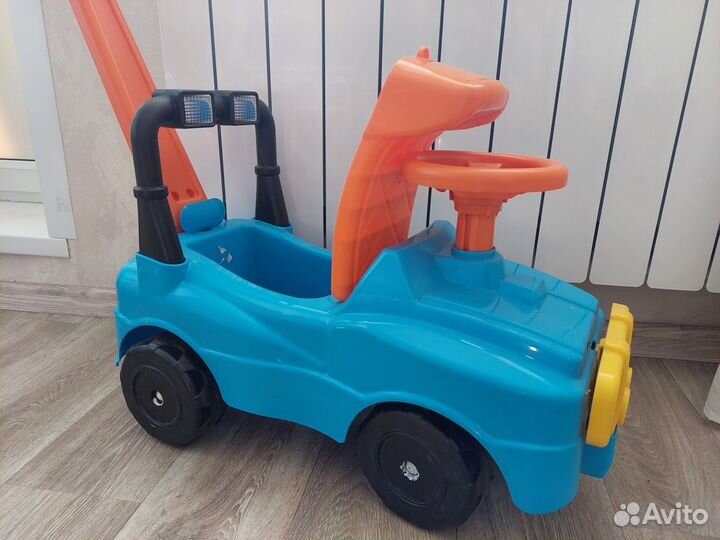 Детская машина каталка с ручкой