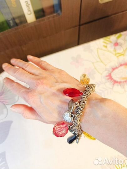 Браслет на резинке с камушками и фигурками б/у