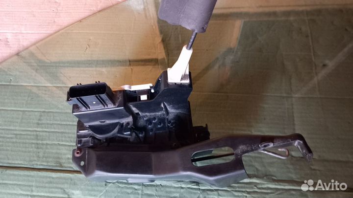 Праворульный Tribute замок передней левой двери