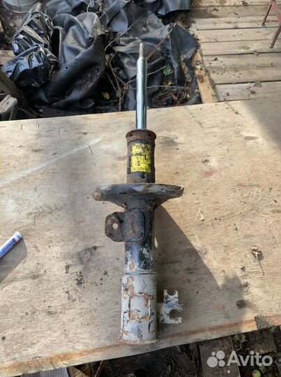 Стойка передняя левая на Шевроле лачетти