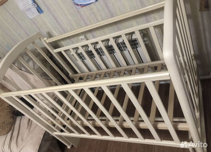 Детская кроватка с маятником