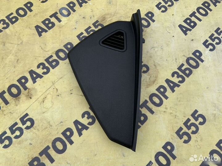 Накладка на торпедо торцевая правая Kia Quoris