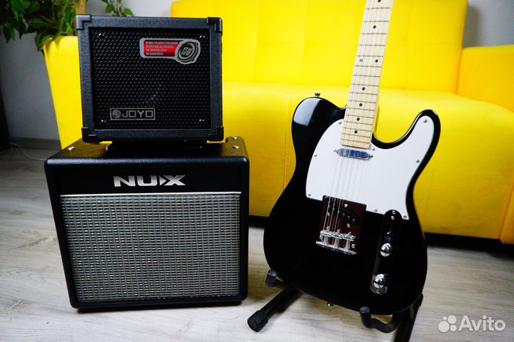 Электрогитара вместе с комбоусилителем