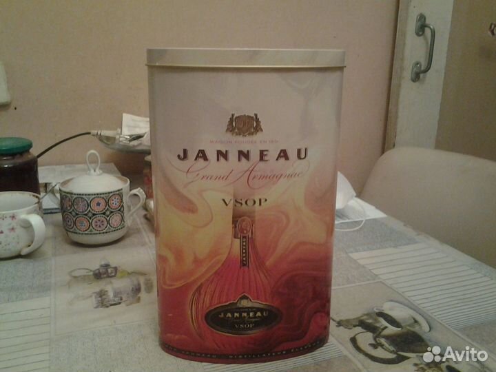 Металлическая упаковка от известного напитка