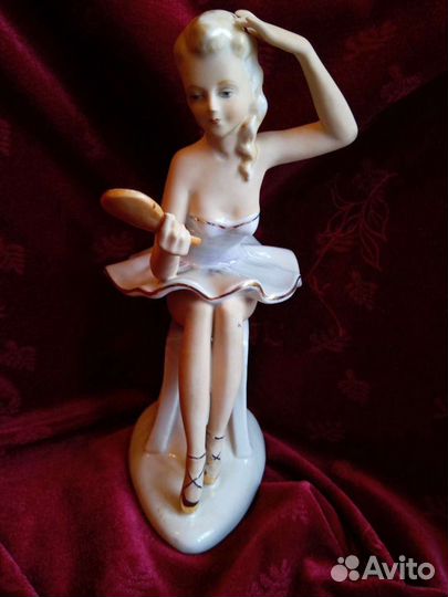 Статуэтка фарфор 