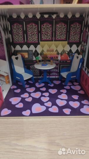 Большой кукольный домик с мебелью