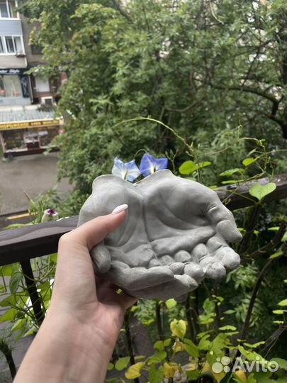 Руки из гипса и бетона