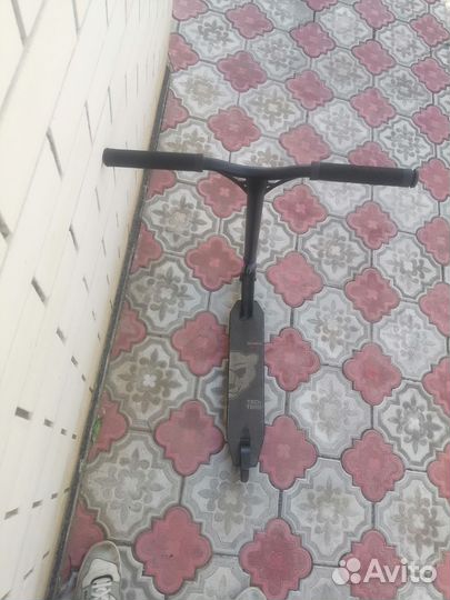 Трюковой самокат фирмы tech team бензинового цвета