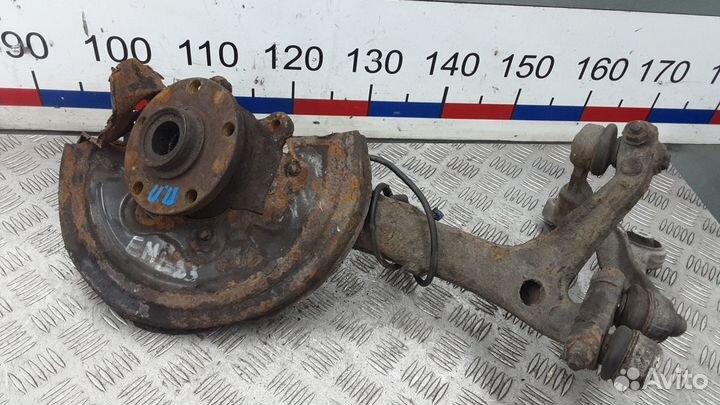 Ступица передняя правая на Volkswagen Passat B5