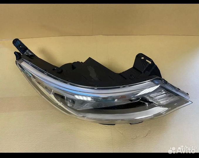 Фара передняя правая на Kia Rio 3 2011-2014