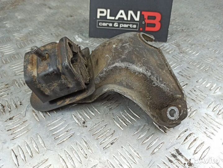 Кронштейн опоры двигателя правый Audi 80 PM