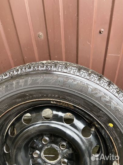 Bridgestone Blizzak VRX 215/60 R16 95S