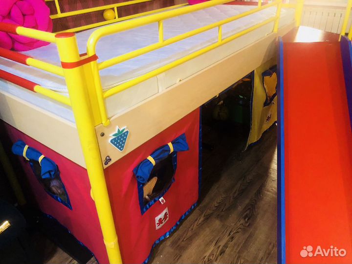 Двухъярусная кровать-чердак дом