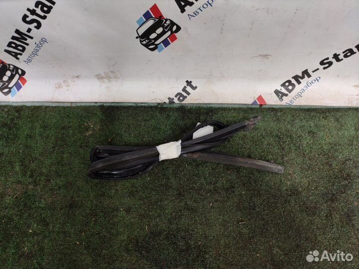 Уплотнитель стекла двери передний правый Bmw 535