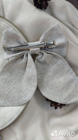 Льняной бант с вышивкой ручной работы 