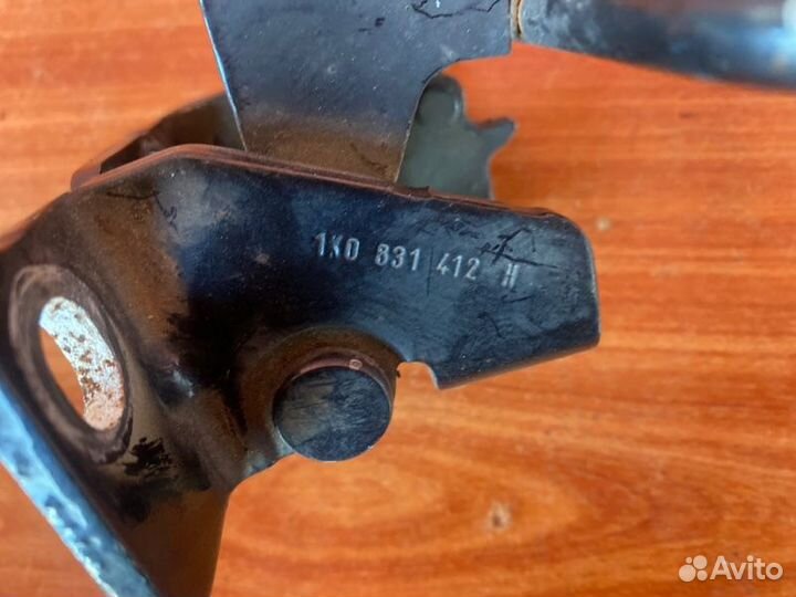 Петля двери передняя Vw Golf 5 BKC 2004