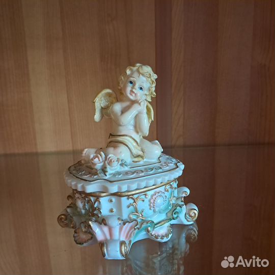 Статуэтки и шкатулки