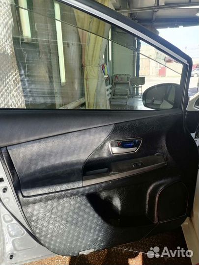 Toyota Prius Alpha, 2012