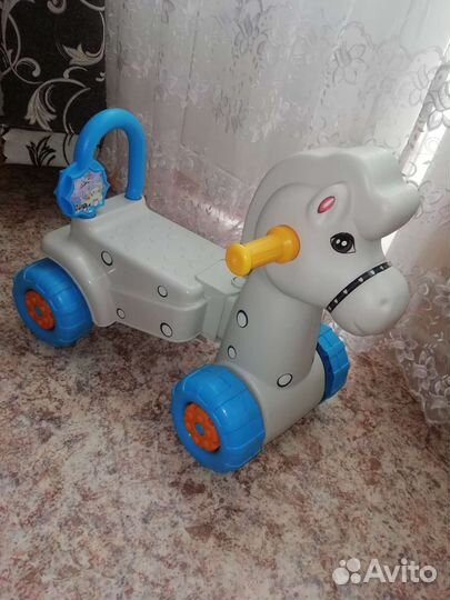 Детская лошадка на колесиках