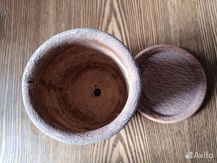 Глиняный горшок для цветов