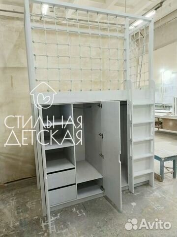 Двухъярусная кровать с сеткой