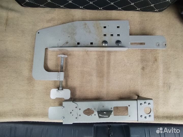 Струбцина для датчика эхолота lowrance