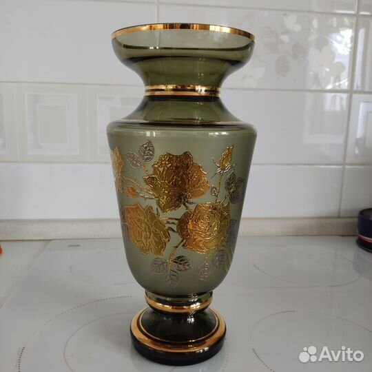 Ваза из темно-зеленого чешского стекла