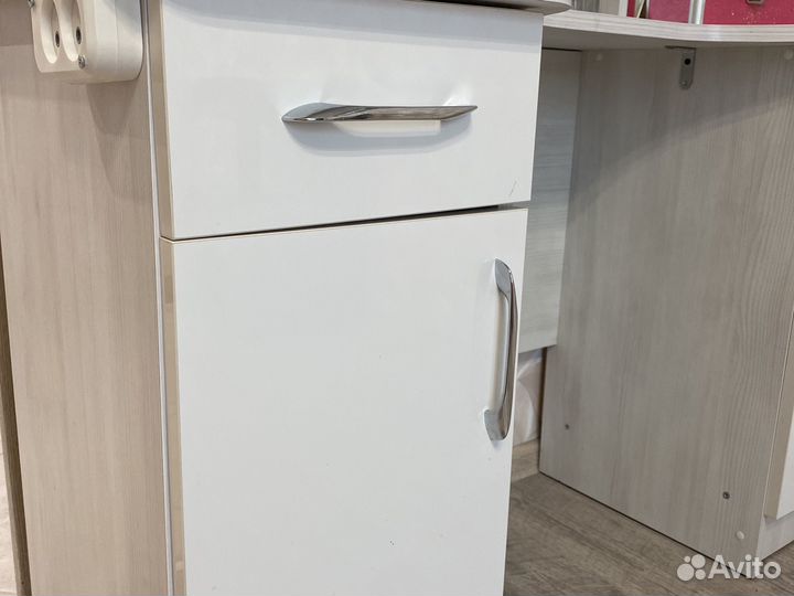 Туалетный столик с зеркалом