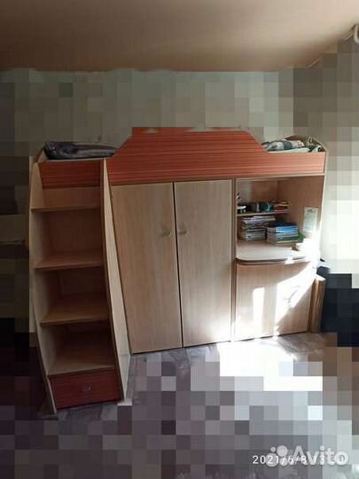 Детский уголок с кроватью и столом