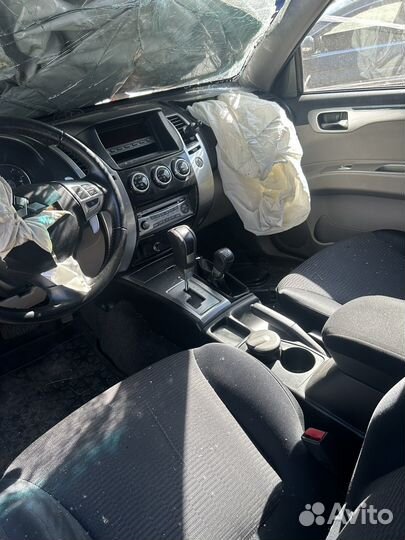 Mitsubishi Pajero Sport 2.5 AT, 2013, битый, 180 000 км